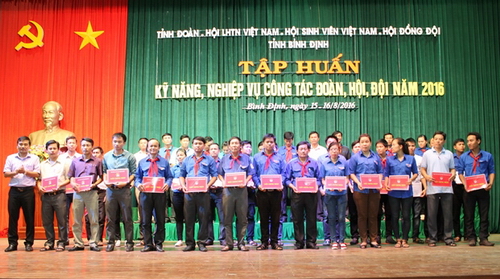 Đ/c Nguyễn Xuân Vĩnh - Bí thư Tỉnh đoàn, Chủ tịch Hội Sinh viên Việt Nam tỉnh trao giấy chứng nhận hoàn thành chương trình tập huấn cho các học viên